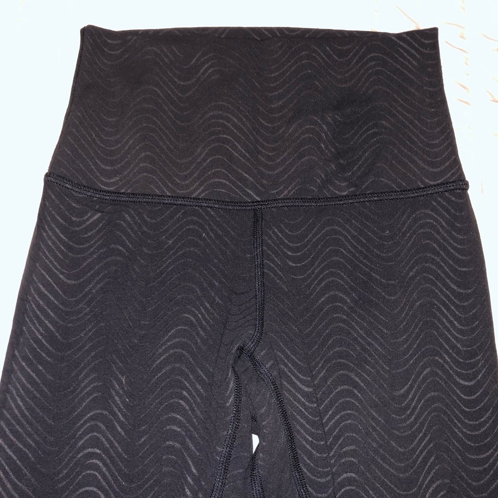 Align 25” graphic print black